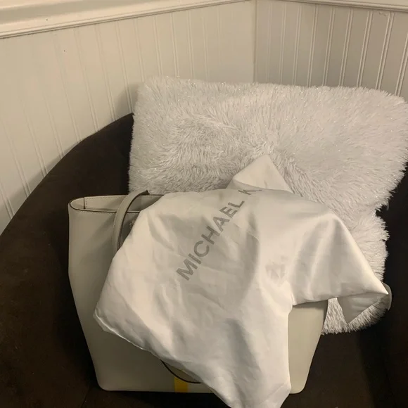 MK large tote like new - Picture 4 of 4